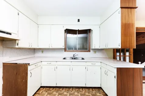 33 Strathmore Crescent Welland ON L3B 1B8