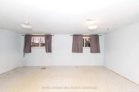 33 Strathmore Crescent Welland ON L3B 1B8