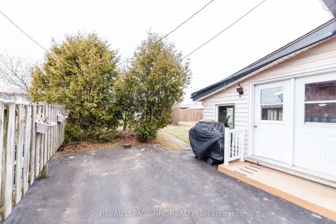 33 Strathmore Crescent Welland ON L3B 1B8