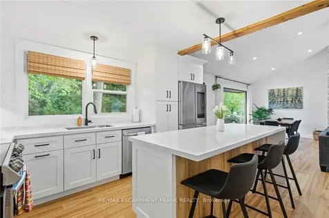 570 Westview Avenue Hamilton ON L9G 1N9