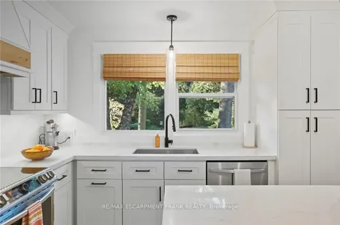 570 Westview Avenue Hamilton ON L9G 1N9