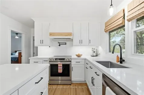570 Westview Avenue Hamilton ON L9G 1N9