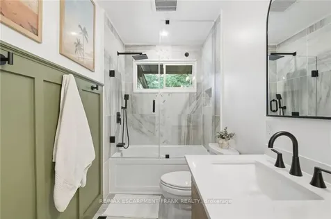 570 Westview Avenue Hamilton ON L9G 1N9
