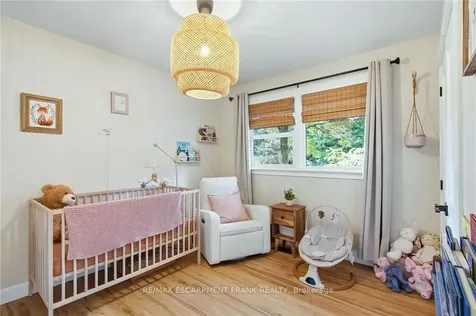 570 Westview Avenue Hamilton ON L9G 1N9
