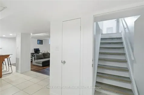 570 Westview Avenue Hamilton ON L9G 1N9