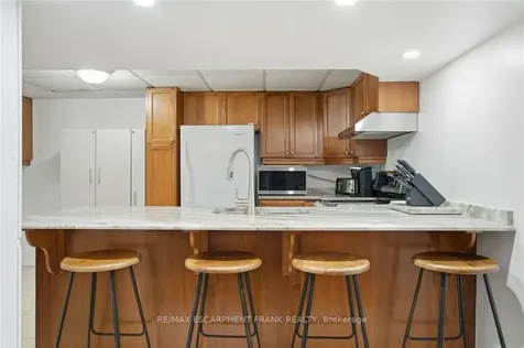 570 Westview Avenue Hamilton ON L9G 1N9