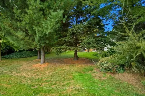 570 Westview Avenue Hamilton ON L9G 1N9