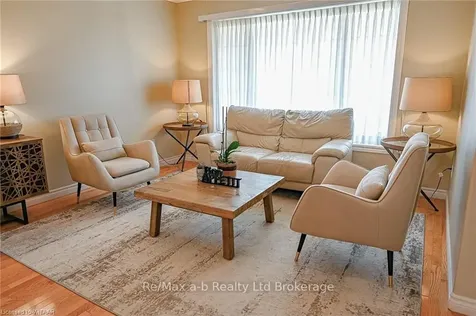 905 Woodbine Court Kitchener ON N2R 1X4