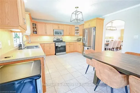 905 Woodbine Court Kitchener ON N2R 1X4