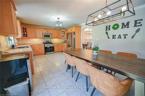 905 Woodbine Court Kitchener ON N2R 1X4