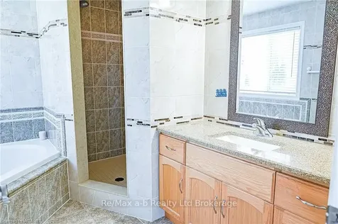 905 Woodbine Court Kitchener ON N2R 1X4