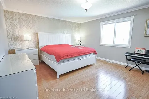 905 Woodbine Court Kitchener ON N2R 1X4