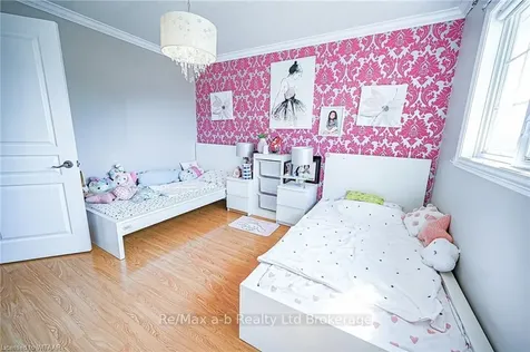 905 Woodbine Court Kitchener ON N2R 1X4