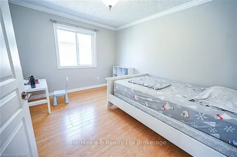 905 Woodbine Court Kitchener ON N2R 1X4