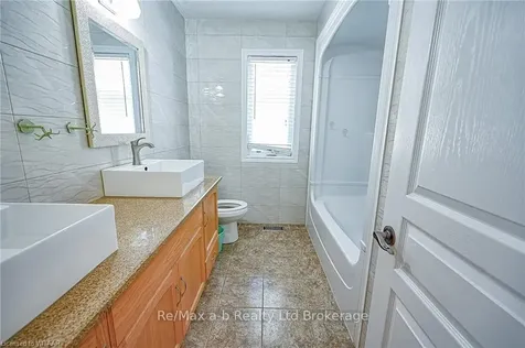 905 Woodbine Court Kitchener ON N2R 1X4