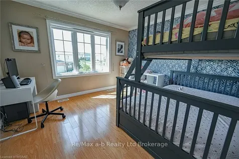 905 Woodbine Court Kitchener ON N2R 1X4