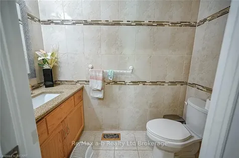 905 Woodbine Court Kitchener ON N2R 1X4