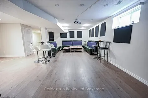 905 Woodbine Court Kitchener ON N2R 1X4
