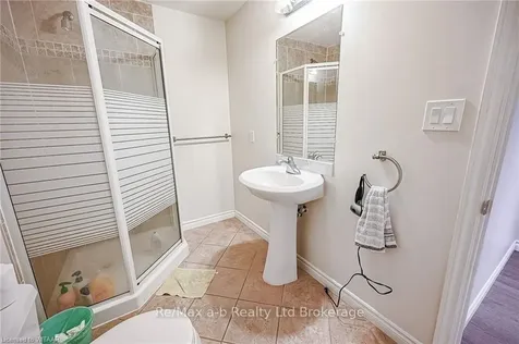 905 Woodbine Court Kitchener ON N2R 1X4