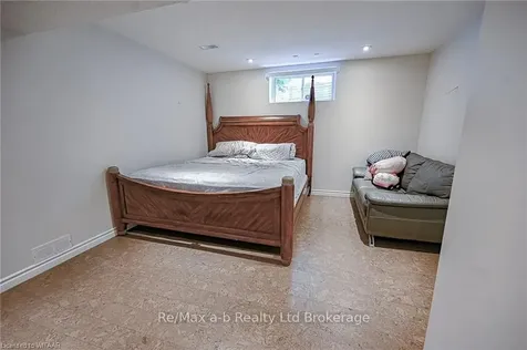 905 Woodbine Court Kitchener ON N2R 1X4