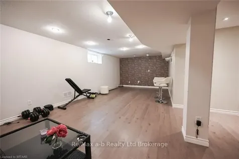 905 Woodbine Court Kitchener ON N2R 1X4