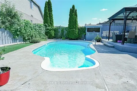 905 Woodbine Court Kitchener ON N2R 1X4