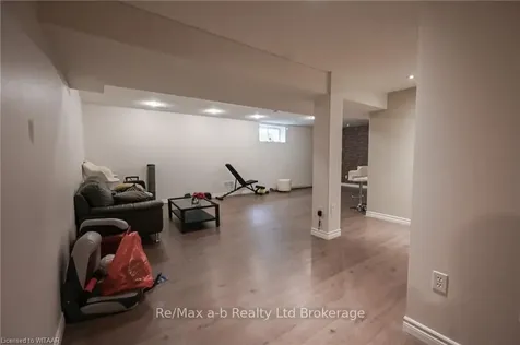 905 Woodbine Court Kitchener ON N2R 1X4