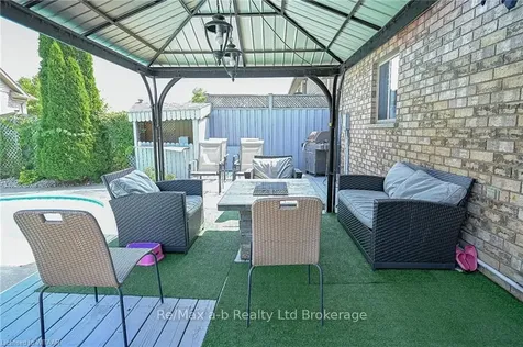 905 Woodbine Court Kitchener ON N2R 1X4