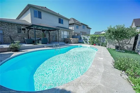 905 Woodbine Court Kitchener ON N2R 1X4