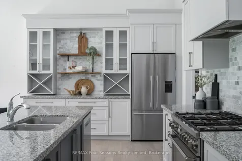 112 Goldie Court Blue Mountains ON L9Y 0V5