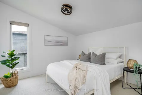 112 Goldie Court Blue Mountains ON L9Y 0V5