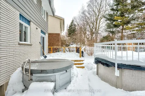 98 Mccarron Crescent Waterloo ON N2L 5N2