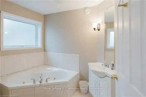 863 Mackendrick Drive Kincardine ON N2Z 1L7