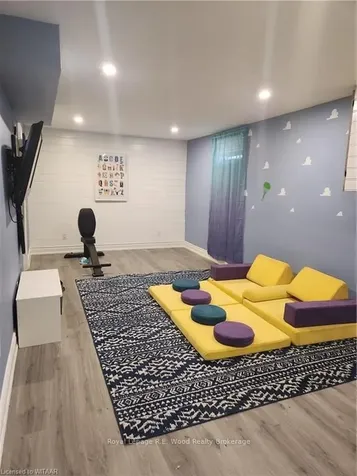 19 Sandhurst Court Brantford ON N3R 7G4