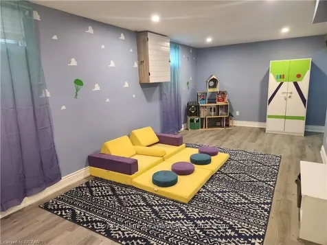 19 Sandhurst Court Brantford ON N3R 7G4