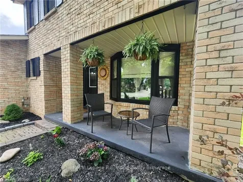 19 Sandhurst Court Brantford ON N3R 7G4