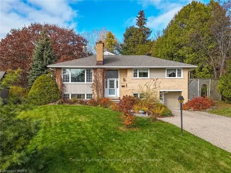 1542 Pinewood Crescent North Bay ON P1B 4P4
