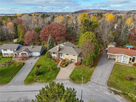 1542 Pinewood Crescent North Bay ON P1B 4P4