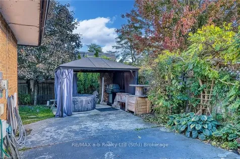 63 Kathryn Crescent Stratford ON N5A 6W9