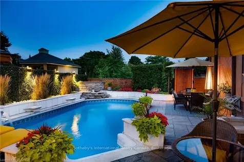 2 Hickory Avenue Hamilton ON L8J 2L3