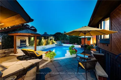2 Hickory Avenue Hamilton ON L8J 2L3