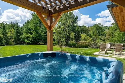 144 Alexandra Way Blue Mountains ON L9Y 0S3