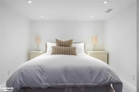 144 Alexandra Way Blue Mountains ON L9Y 0S3