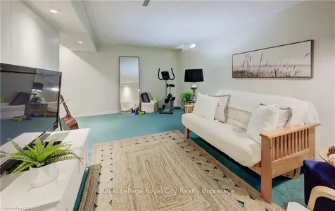 152 Sunset Court Cambridge ON N1S 4M3