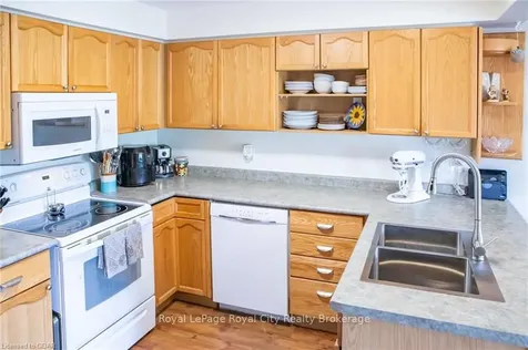 31 Schroder Crescent Guelph ON N1E 7M6