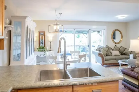 31 Schroder Crescent Guelph ON N1E 7M6