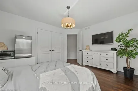 254 Gosling Gardens Guelph ON N1L 0M4