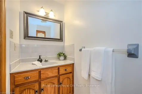 5 Halesmanor Court Guelph ON N1G 4E1