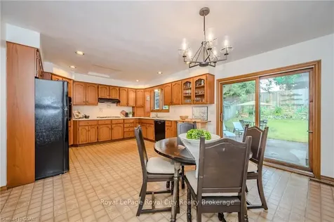 5 Halesmanor Court Guelph ON N1G 4E1