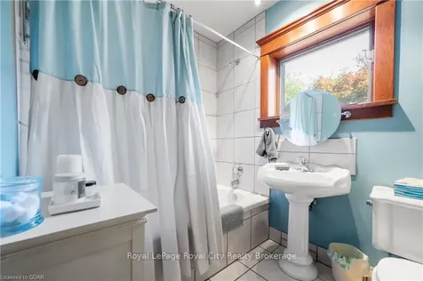 142 Oxford Street Guelph ON N1H 2M7